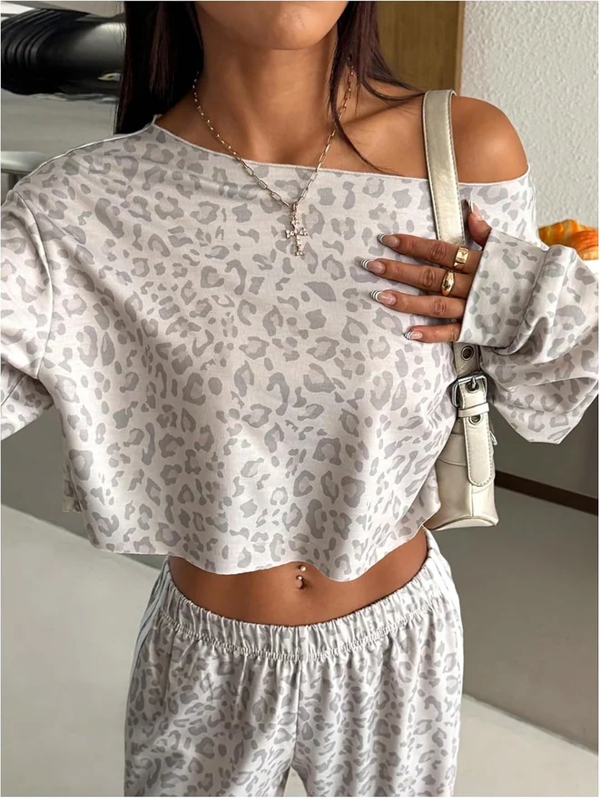Y2K Leopard Oversized Off Shoulder Sweatshirt Crop Top by OYOANGLE, photograph 4 of 4