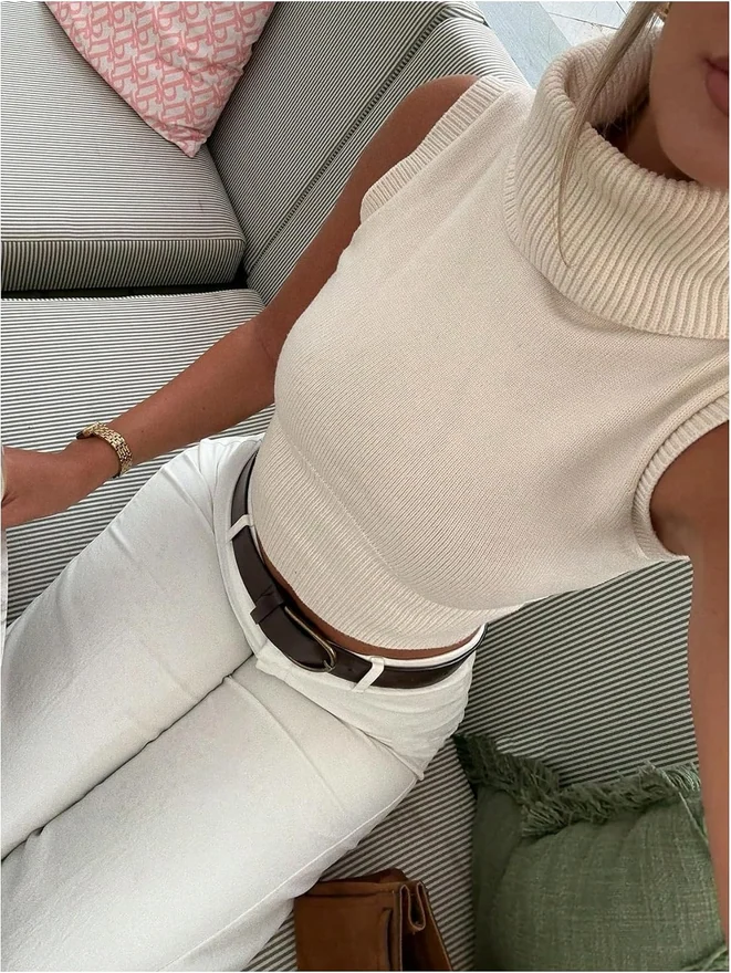Turtleneck Sweater Vest Sleeveless High Neck Cropped Sweater by OYOANGLE, photograph 4 of 4