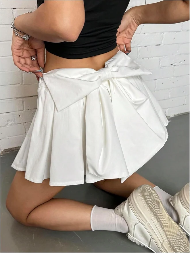 Bow Back Pleated Short Skirt White by OYOANGLE, photograph 3 of 4